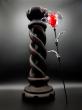 Sculpture abstraite de rose éternelle rouge en verre de synthèse. Fleur artificielle sur tige métallique de couleur noir. Disponible à la vente en ligne sur la boutique de l'artiste créateur Rosabstrait.